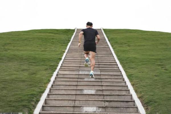 体育项目中的400米障碍跑:技巧与训练